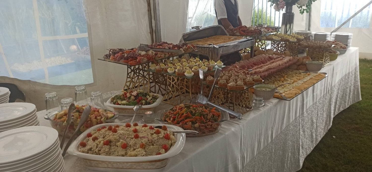 Buffet de cocktail dressé sous une tente