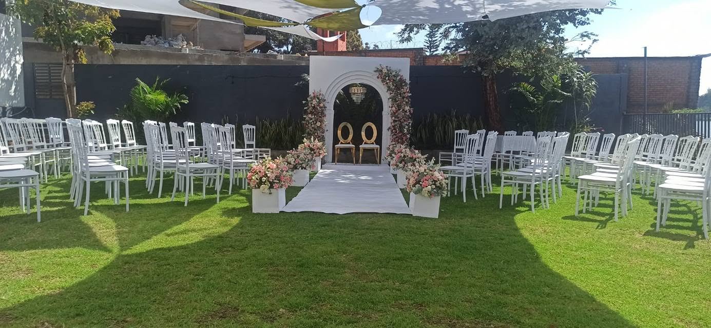 Cérémonie installée dans le jardin, arche et chaises blanches