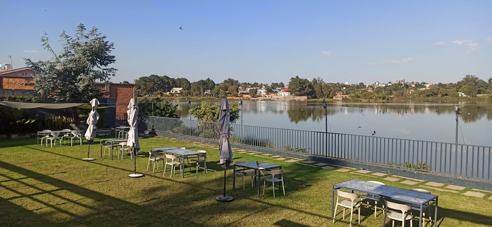 Vue panoramique sur le lac depuis le jardin de la résidence