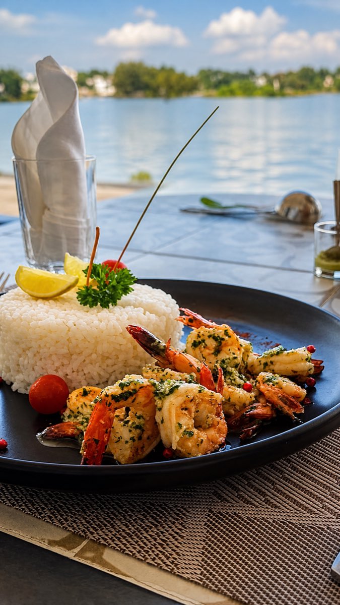 Crevettes grillées et riz parfumé servis à table