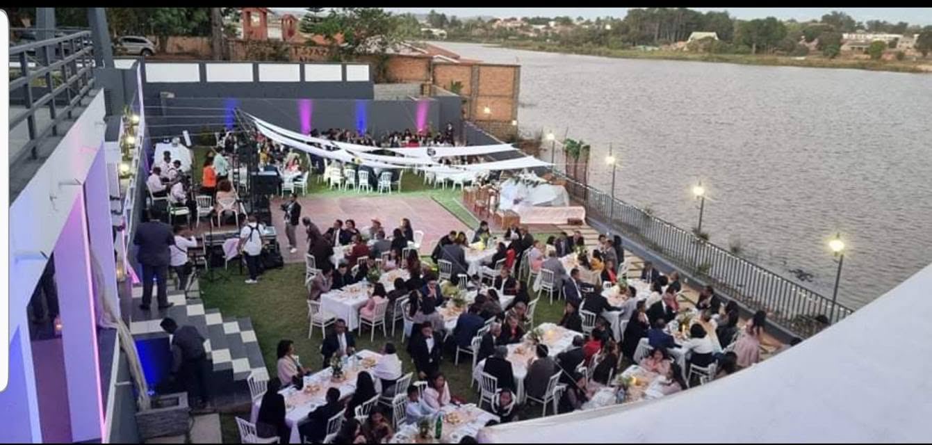 Dîner du soir dans le jardin, le lac en arrière-plan