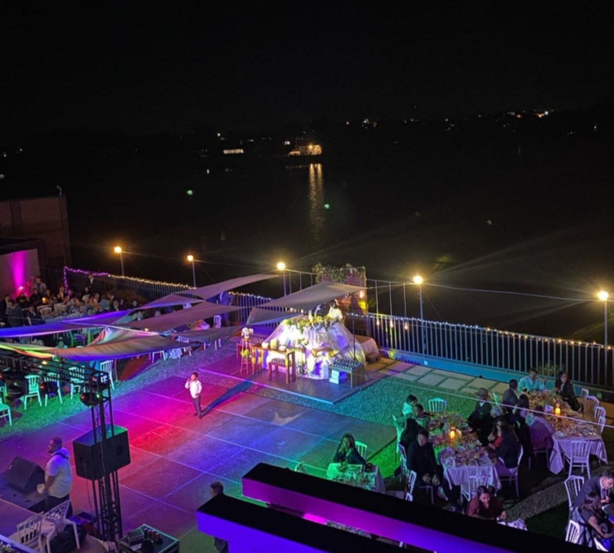 Soirée dansante illuminée au bord du lac